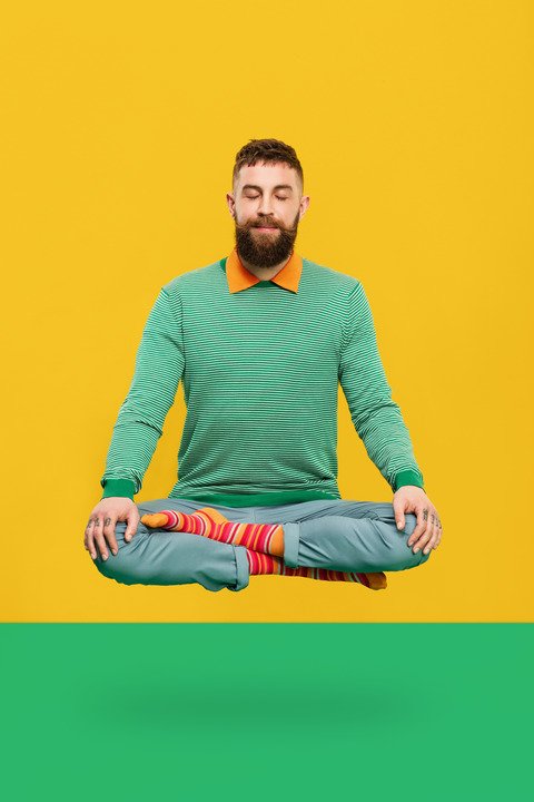 Hombre haciendo yoga para tener una buena salud mental
