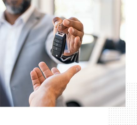 Homme donnant des clés de voiture