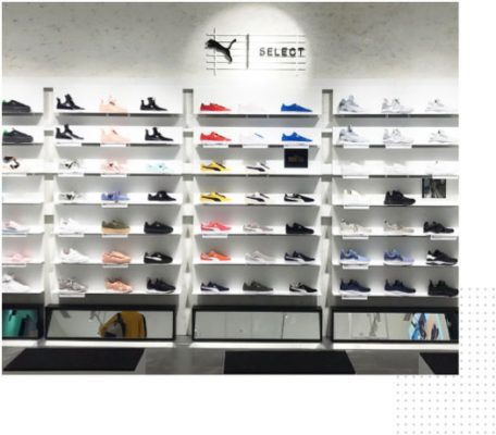 Regalwand mit Puma-Schuhen