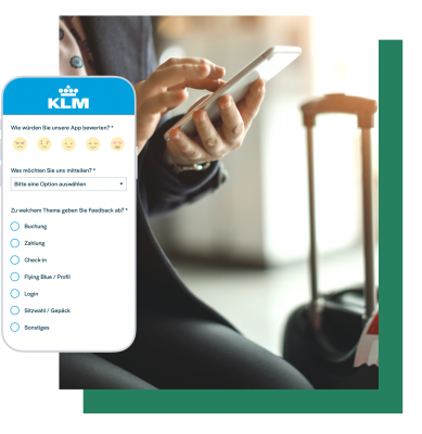 Flugpassagierin, die eine GetFeedback-Umfrage beantwortet