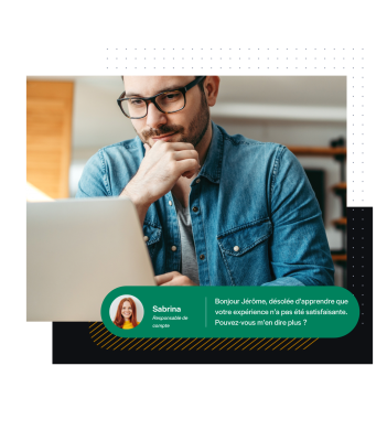 Homme lisant la réponse d'un agent du service client sur son ordinateur