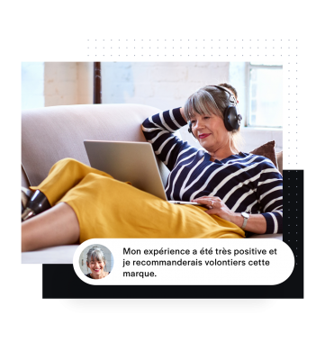 femme sur un canapé en train de laisser un commentaire sur un produit