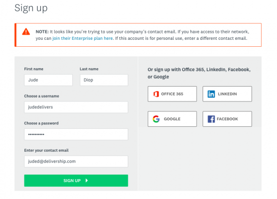 Imagem mostrando a página de assinatura com o aviso sobre o reconhecimento da conta: "Nota: parece que você está tentando usar o seu email de contato corporativo. Caso tenha acesso à rede da empresa, você pode entrar no seu plano Enterprise aqui. Se essa conta for para uso pessoal, insira outro email de contato.
