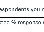Une formule de pourcentage de taux de réponse avec le « signe dièse des réponses à votre sondage » en haut divisé par le « pourcentage prévu du taux de réponse » en bas multiplié par 100