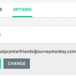 Una fila en blanco superior con descripción general, destinatarios y opciones. Una fila blanca en el medio con la dirección de correo electrónico del remitente y un símbolo de intercalación hacia arriba. Una fila inferior con verificación pendiente en naranja, dos puntos y helpcenterfriends@surveymonkey.com con un botón verde de verificación de reenvío y un botón gris de cambio debajo.