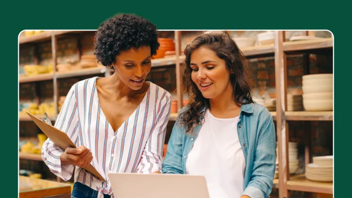 Zwei Frauen schauen auf einen Computer