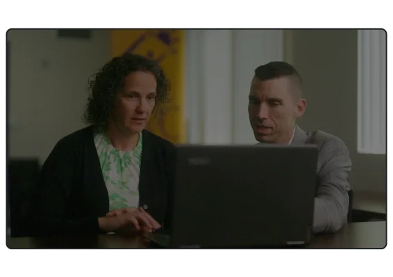 Anteprima del video con due persone che guardano un laptop