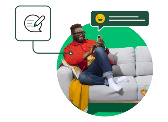 Mann, der auf einer Couch sitzt und auf sein Smartphone schaut