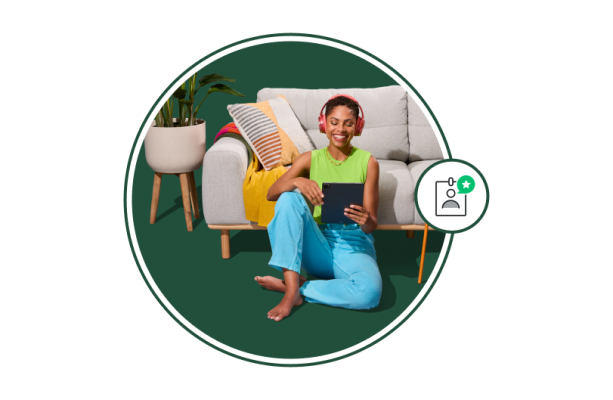 성과 평가 설문조사 결과를 검토하고 있는 여성