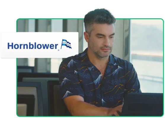 Hornblower-medarbejder ser på bærbar computer med Hornblower-logo