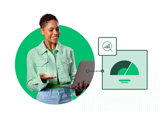 Donna con laptop che esamina i dati Customer Experience