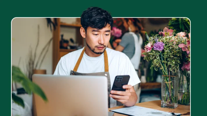 Mann schaut auf sein Smartphone