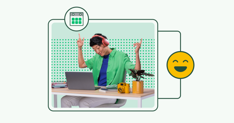 Homem com fones de ouvido fazendo gestos com os braços olhando para laptop.