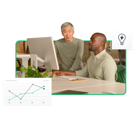 Zwei Männer unterhalten sich an einem Computer