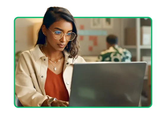 Persona concentrata sul proprio portatile