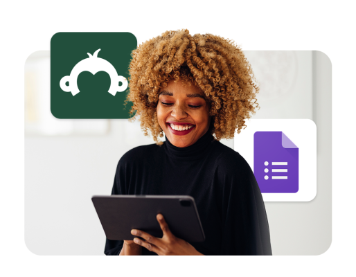 En kvinne smiler mens hun bruker et nettbrett, med SurveyMonkey- og Google Forms-logoene svevende i forgrunnen.