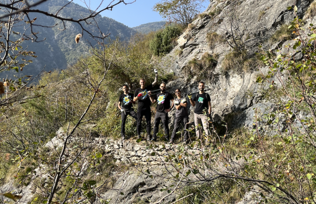 SurveyMonkey-employees-picking-up-litter-1