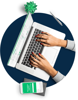 Person, die am Computer arbeitet