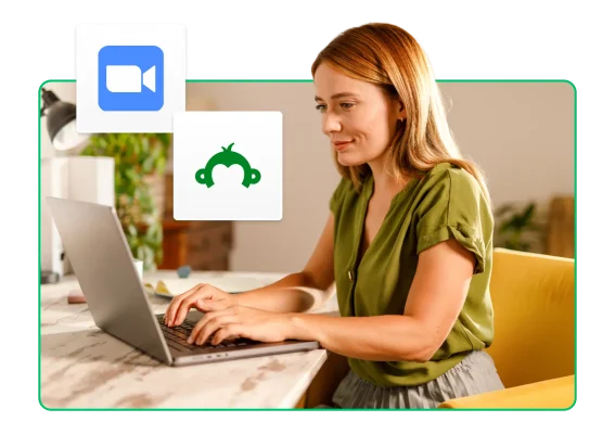 Donna che lavora al computer accanto alle icone di Zoom e SurveyMonkey