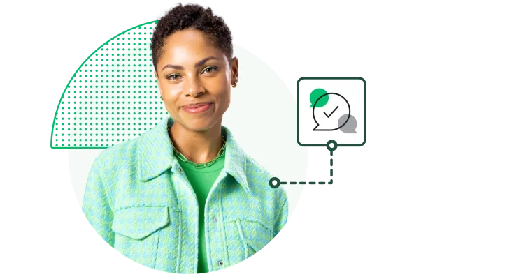 Lächelnde Frau neben einem Häkchen-Symbol