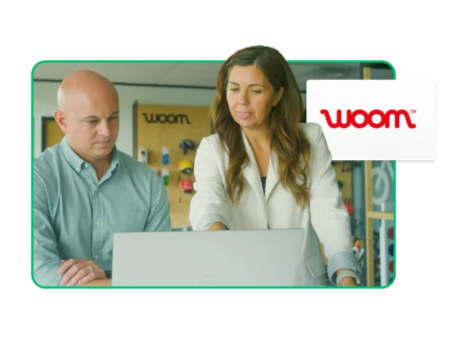 Kahden woomin työntekijän takana on woom-logo ja teksti: woom parantaa työntekijä- ja asiakaspolkuja