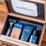 Ein Paket mit Dusch- und Rasierprodukten