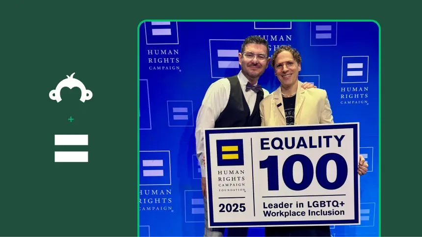 Twee medewerkers van SurveyMonkey met een Equality 100-prijs