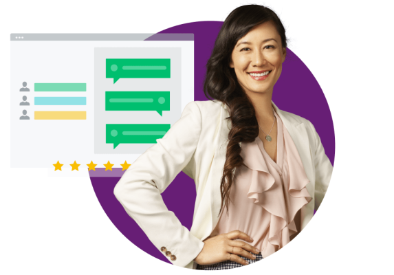 Lachende vrouw met hand op de heup, met een screenshot van een chatvenster naast haar