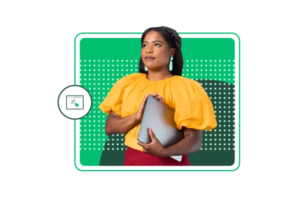 Donna che tiene un laptop sotto il braccio e guarda in lontananza