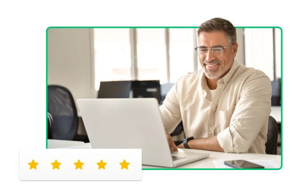 Een glimlachende man aan het werk op een laptop, naast 5 sterren