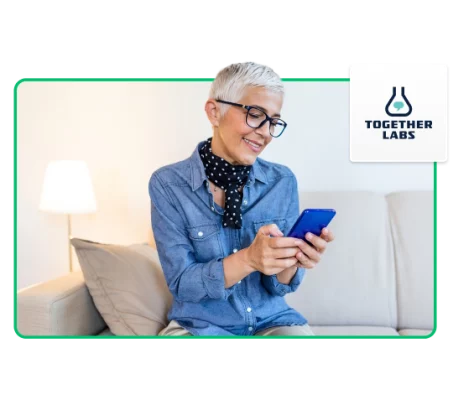 Kvinde ser på telefon ved siden af Together Labs-logo