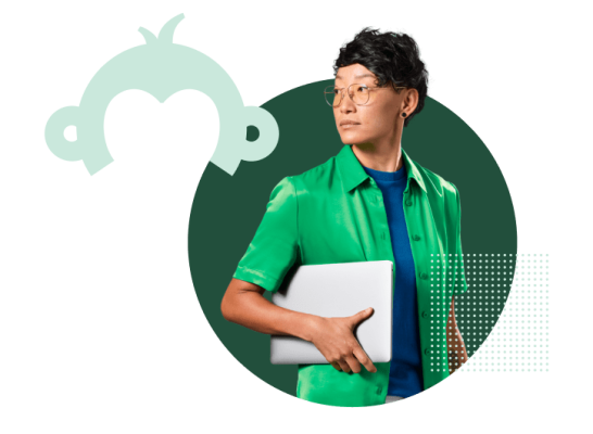 Persona con un laptop sotto il braccio e il logo SurveyMonkey Goldie accanto