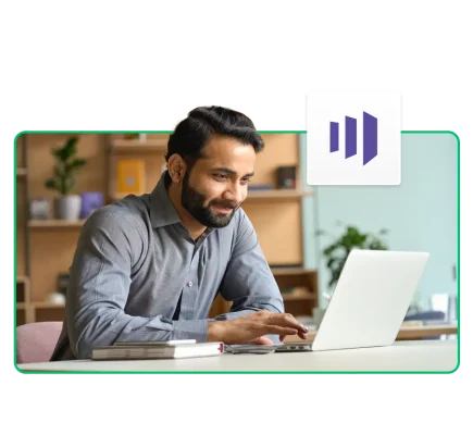Mann som jobber på bærbar PC ved siden av Marketo-ikon