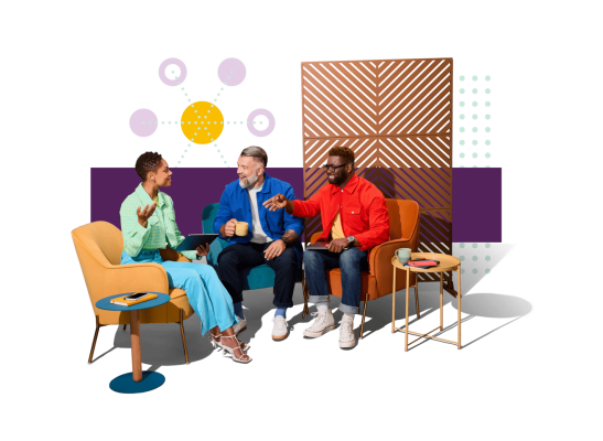 Två män och en kvinna sitter ner och har ett informellt möte