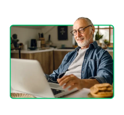 Mann. der auf einem Laptop tippt