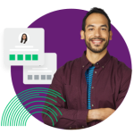 Man met gekruiste armen en screenshots van werknemersprofielen naast hem