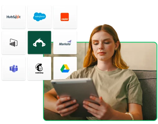 Vrouw die een tablet vasthoudt met logo's van verschillende bedrijven die met SurveyMonkey integreren