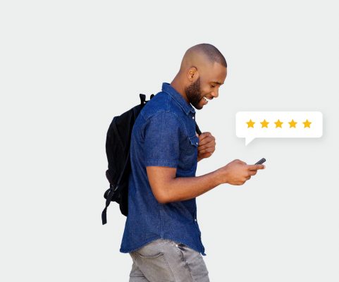 Homem usa o smartphone para fazer uma avaliação de cinco estrelas