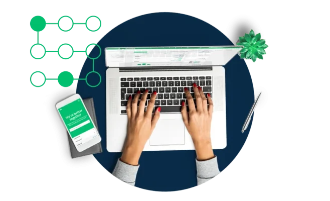 Des mains sur un clavier d’ordinateur portable