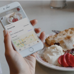 Jemand mit einem iPhone, auf dem die Simple-App geöffnet ist