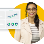 Lachende vrouw met screenshot van diagrammen en grafieken naast haar