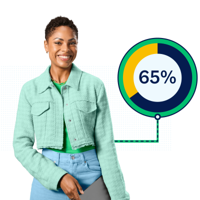 Lachende Frau mit einem Laptop unter dem Arm. Neben ihr ein Kreis mit der Angabe „65 %“.