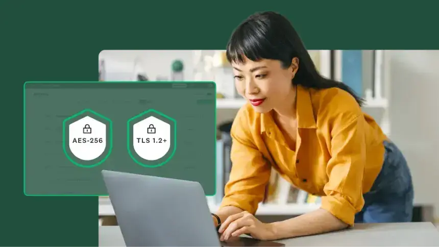 Donna che scrive sul laptop, accanto a icone di sicurezza che riportano AES-256 e TLS 1.2+