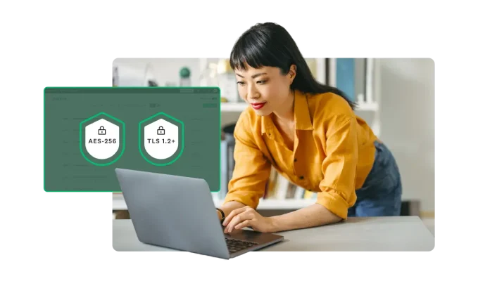 Kannettavalla tietokoneella kirjoittavan naisen vieressä on tietoturvakuvakkeita, joissa näkyy AES-256 ja TLS 1.2+