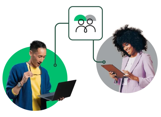 Kaksi työntekijää tarkastelemassa kyselytutkimusta