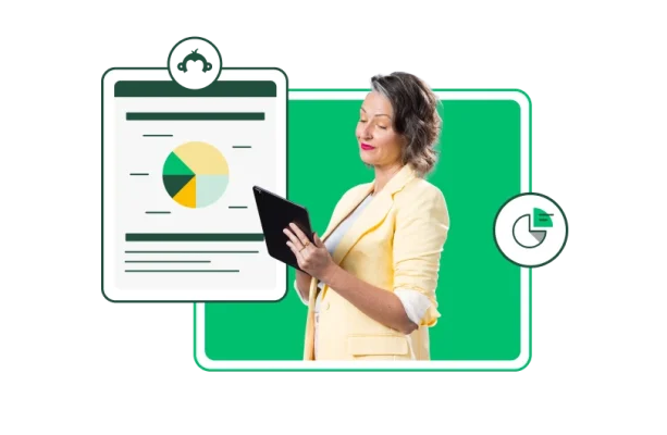 tablete bakan bir kadın