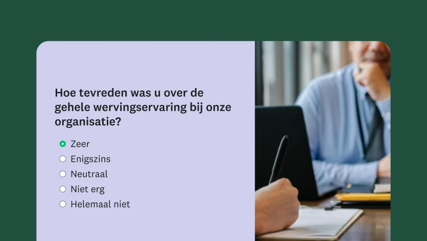 Een fysiek sollicitatiegesprek met een overlay van een enquêtevraag over de algehele wervingservaring.