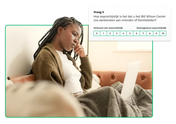 Vrouw kijkt naar laptop, met zwevende afbeelding van NPS-enquête op achtergrond