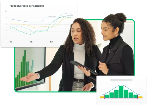 Twee vrouwen die grafieken bekijken