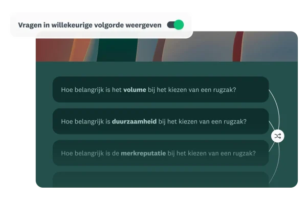 Een enquêtescherm met een schakelaar om vragen in willekeurige volgorde weer te geven en zo vooringenomenheid te beperken, met vragen over factoren bij het kiezen van een rugtas (volume, duurzaamheid, merkreputatie).